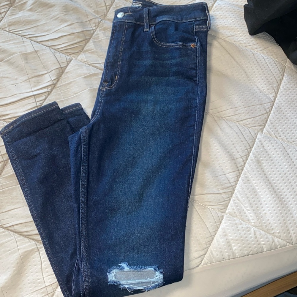 Old navy skinny jeans rip in one knee (bought that way)